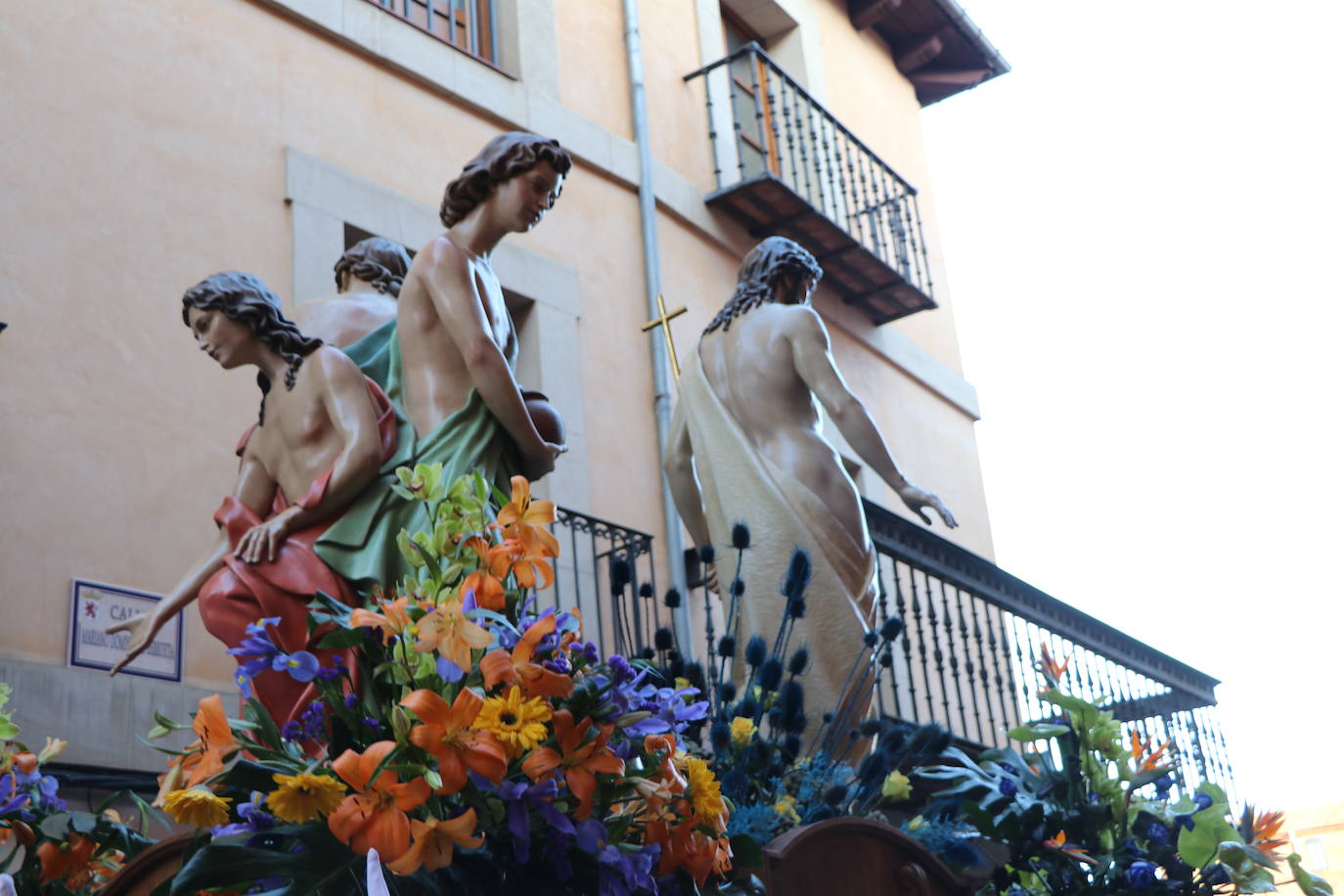 Las blancas capillas de la Cofradía del Santo Sepulcro-esperanza de Vida traen la luz a una tarde de vigilia Pascual