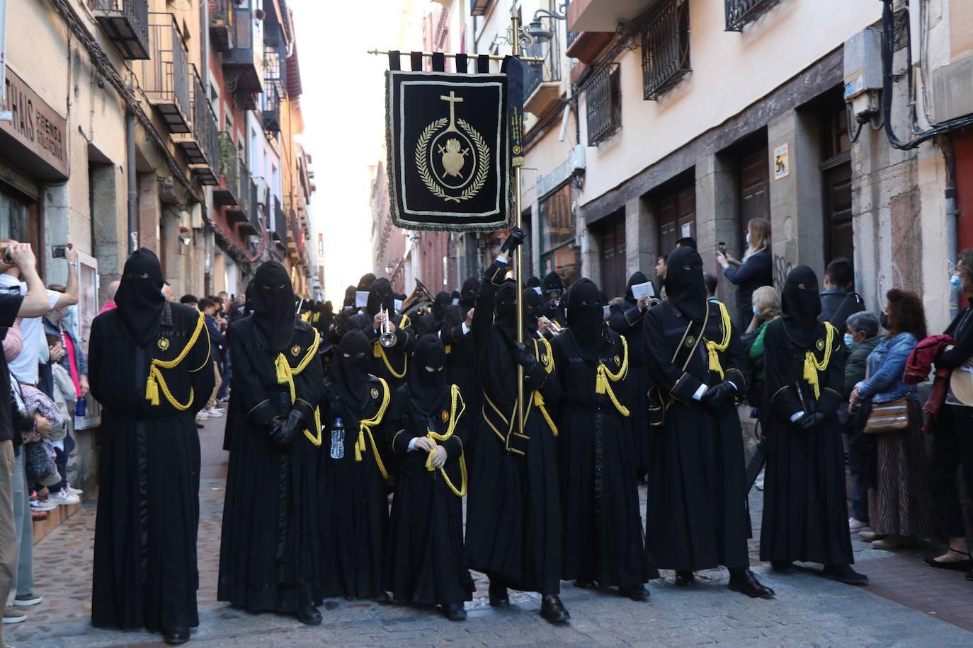 Las blancas capillas de la Cofradía del Santo Sepulcro-esperanza de Vida traen la luz a una tarde de vigilia Pascual