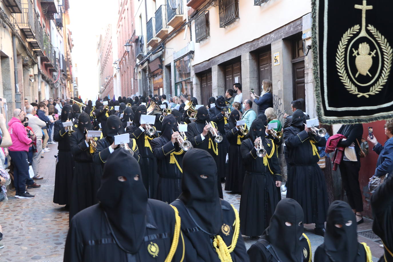 Las blancas capillas de la Cofradía del Santo Sepulcro-esperanza de Vida traen la luz a una tarde de vigilia Pascual