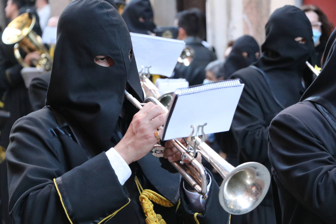 Las blancas capillas de la Cofradía del Santo Sepulcro-esperanza de Vida traen la luz a una tarde de vigilia Pascual