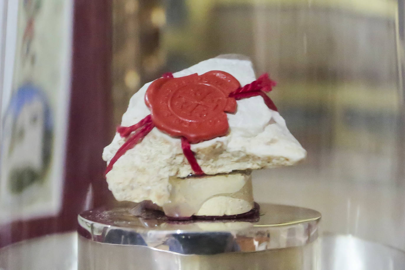 Piedra auténtica del Santo Sepulcro entregada por el Custodio de Tierra Santa y recibida por la Cofradía Santo Sepulcro Esperanza de la Vida de León en 2017.