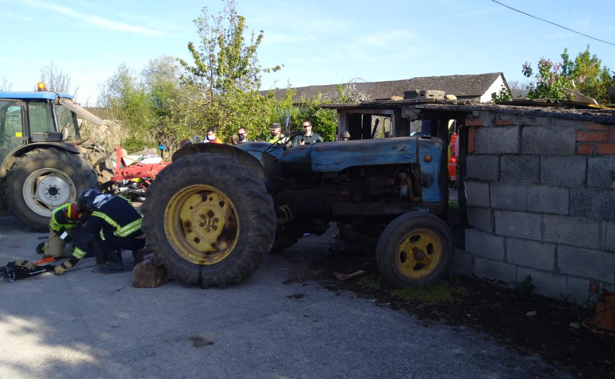 El fallecido quedó atrapado bajo la rueda del tractor tras impactar contra una caseta.