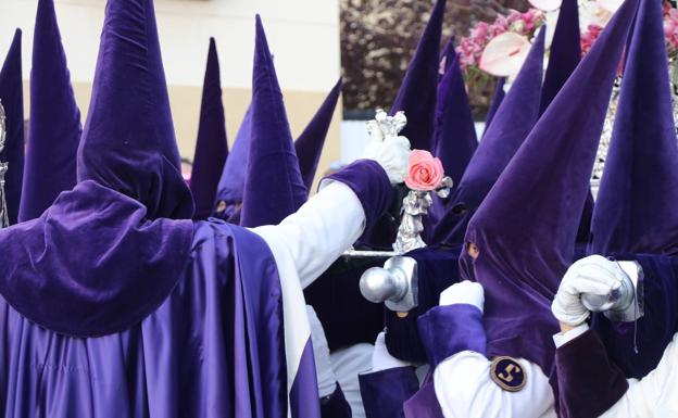 Las tunicas moradas de la real Hermandad de Jesús Divino Obrero llenaron las calles de León. 