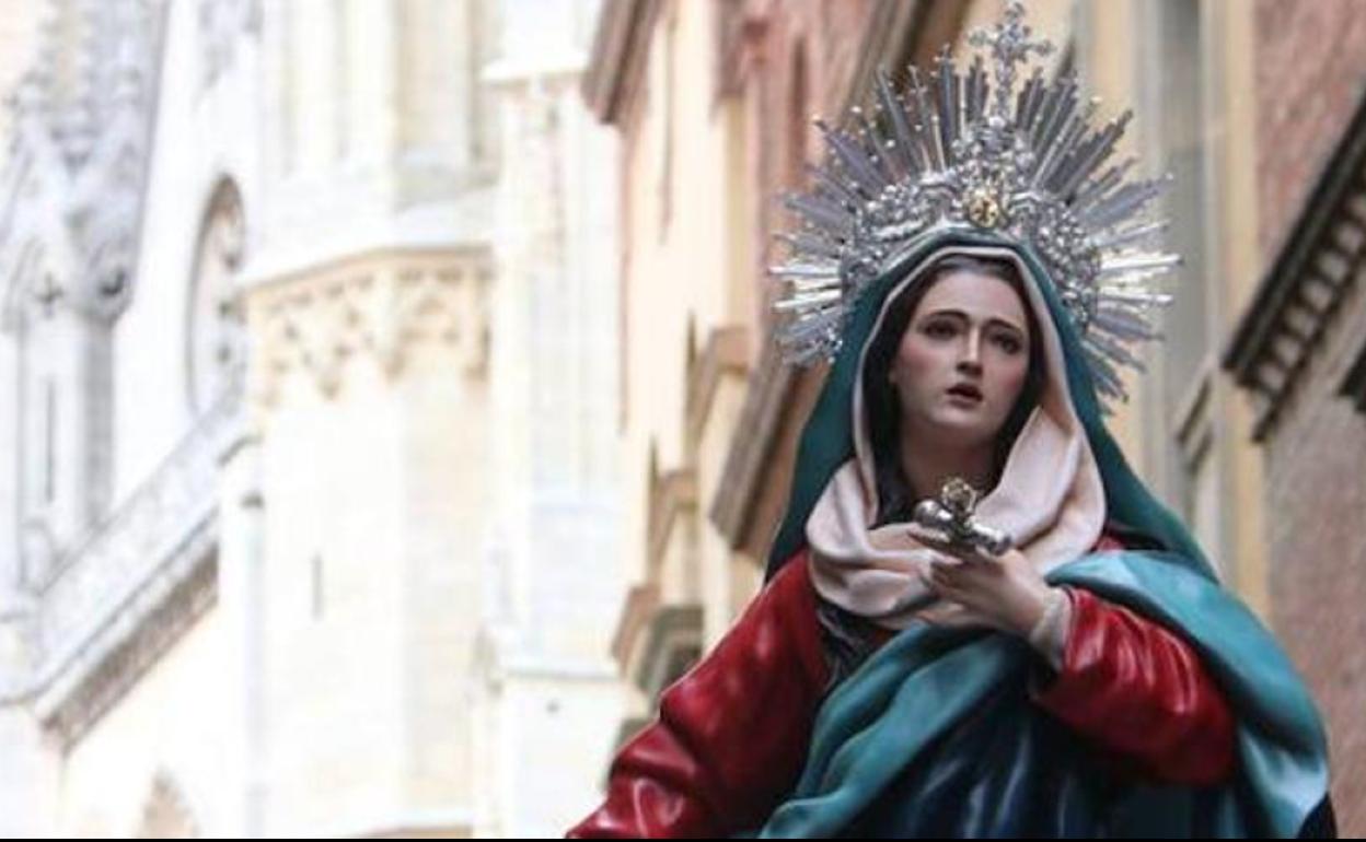 La Procesión de Camino de la Luz recorre los conventos entregando el fuego de la vigilia pascual.