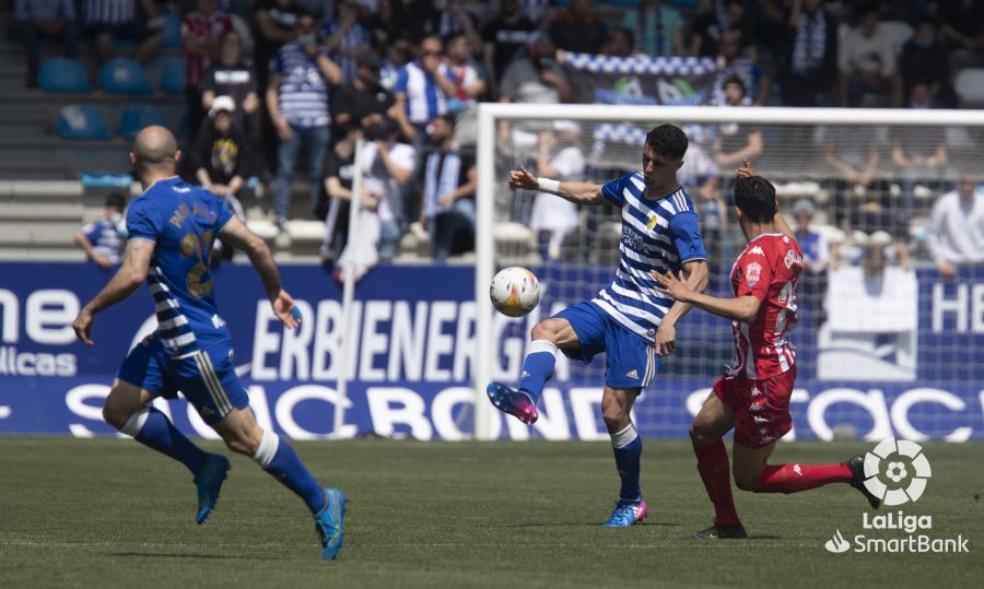 El conjunto berciano supera con autoridad al Lugo en El Toralín.