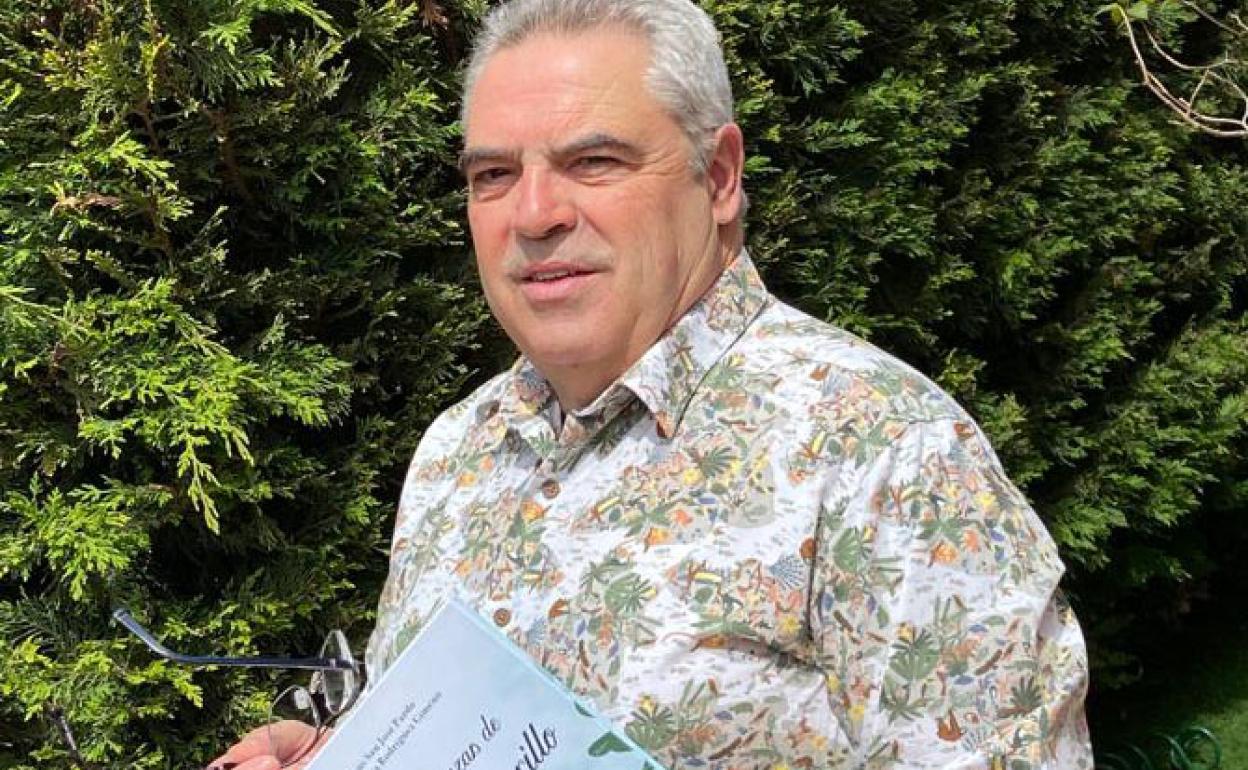 El escritor leonés Jesús San José presenta el libro de cuentos ilustrados 'Las andanzas de Pico Amarillo'.