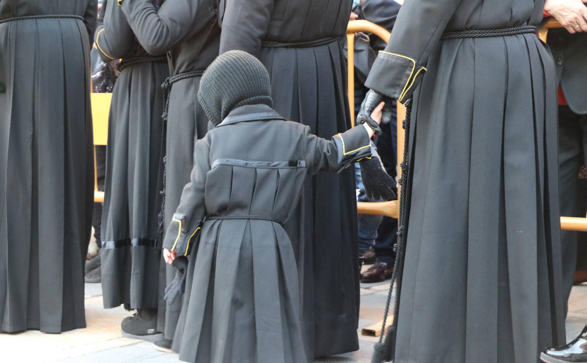 Un papón de pocos años procesiona junto a su madre en esta Semana Santa. 