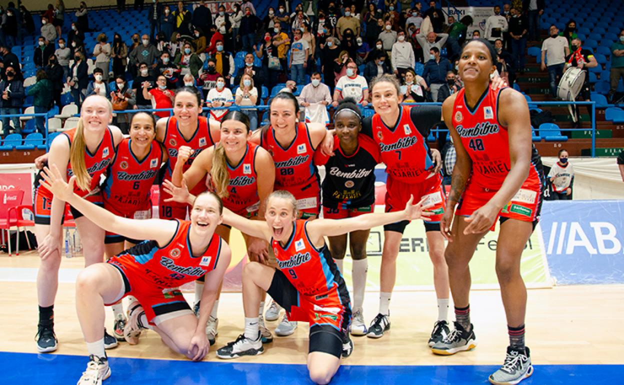 Las jugadoras del Embutidos Pajariel celebran el triunfo.