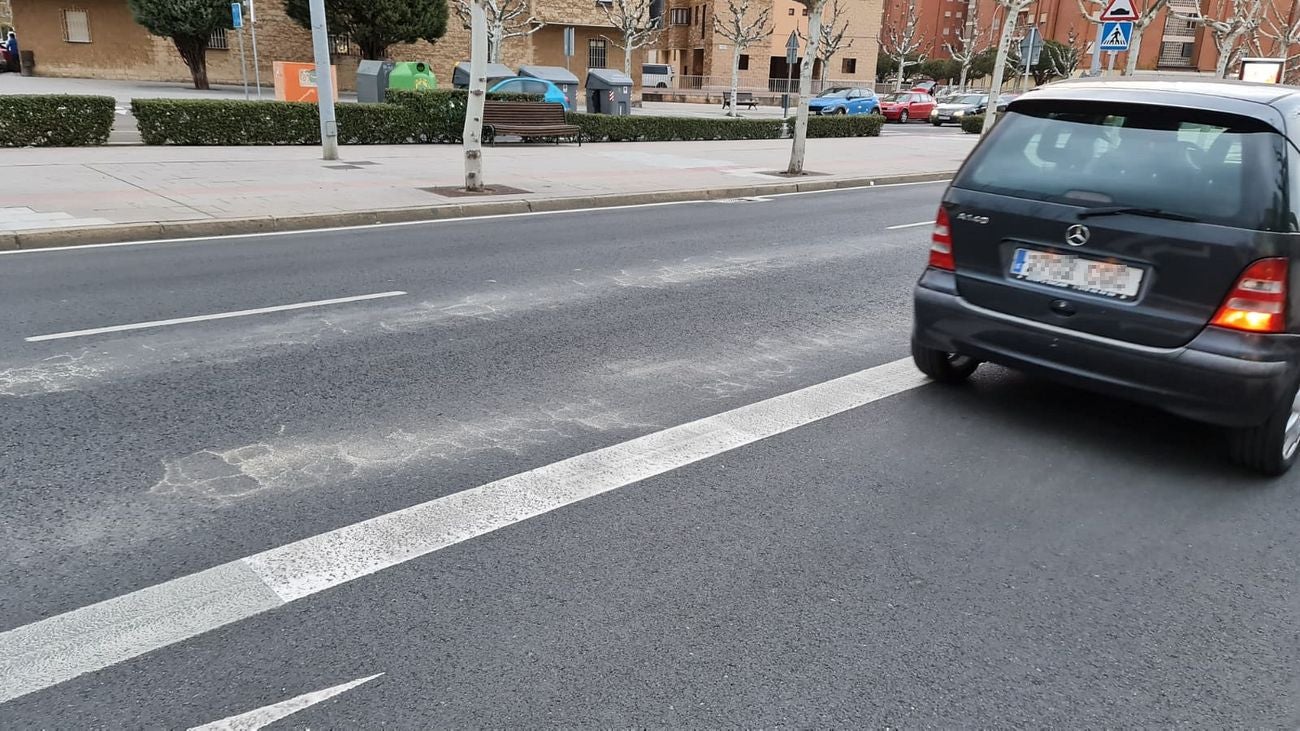 El plan de asfaltado de la ciudad, que llegó a algunos puntos en octubre de 2021, da muestras de 'fatiga' en los viales y se deja ver un material visiblemente deriorado pese al escaso tiempo transcurrido | El 'plan de asfaltado' tiene un coste de cuatro millones de euros para la ciudad. 