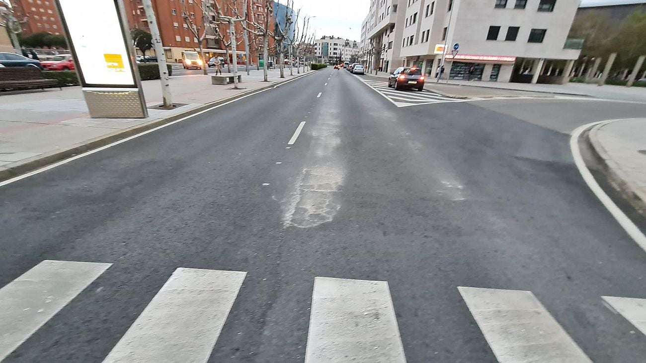 El plan de asfaltado de la ciudad, que llegó a algunos puntos en octubre de 2021, da muestras de 'fatiga' en los viales y se deja ver un material visiblemente deriorado pese al escaso tiempo transcurrido | El 'plan de asfaltado' tiene un coste de cuatro millones de euros para la ciudad. 