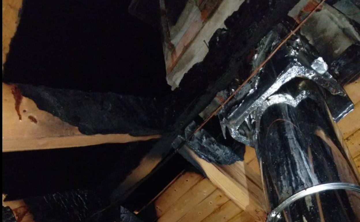 El fuego se originó en el entorno de la chimenea de la casa y calcinó parte de la cubierta.