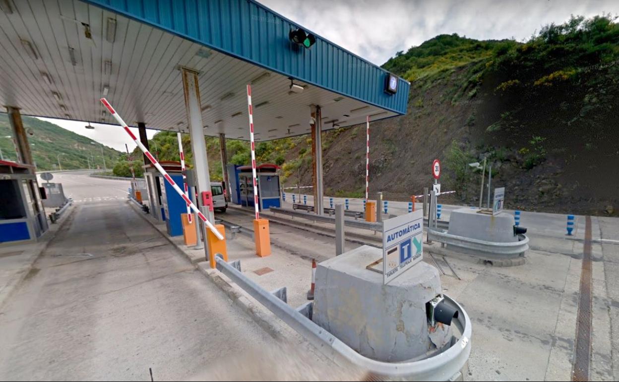 Imagen de una de las cabinas de peaje en la autopista del Huerna junto al pantano de Barrios de Luna. 