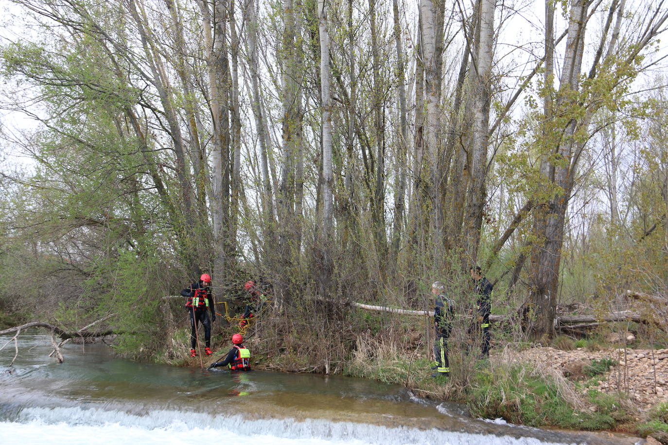 Activado un dispositivo de búsqueda tras denunciarse la desaparición de un hombre en el entorno del río Torío. Efectivos de Bomberos León se han desplazado al lugar con el fin de localizar al desaparecido tras localizar a su perro en las inmediaciones atado a un árbol.