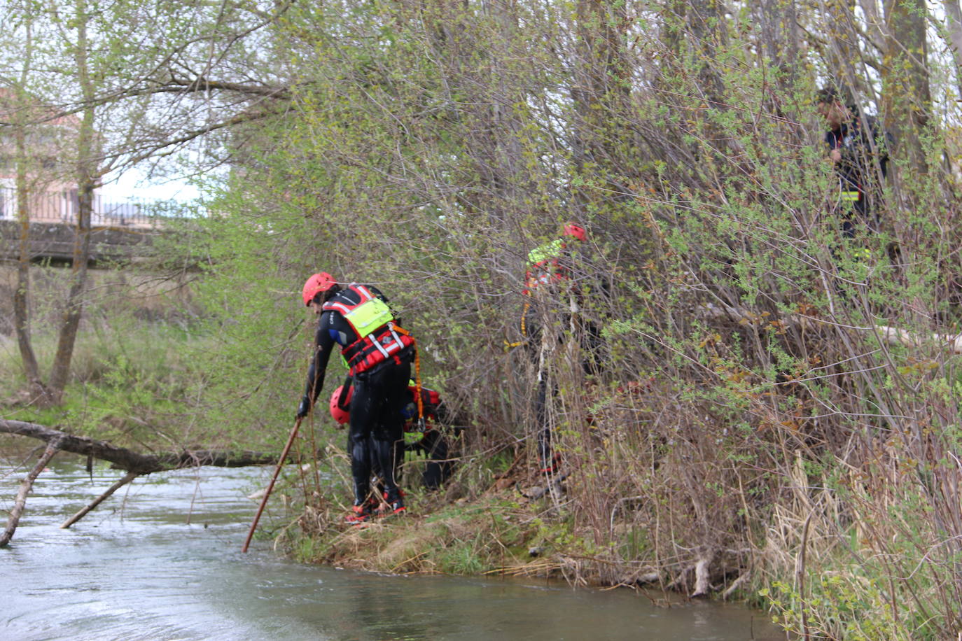 Activado un dispositivo de búsqueda tras denunciarse la desaparición de un hombre en el entorno del río Torío. Efectivos de Bomberos León se han desplazado al lugar con el fin de localizar al desaparecido tras localizar a su perro en las inmediaciones atado a un árbol.