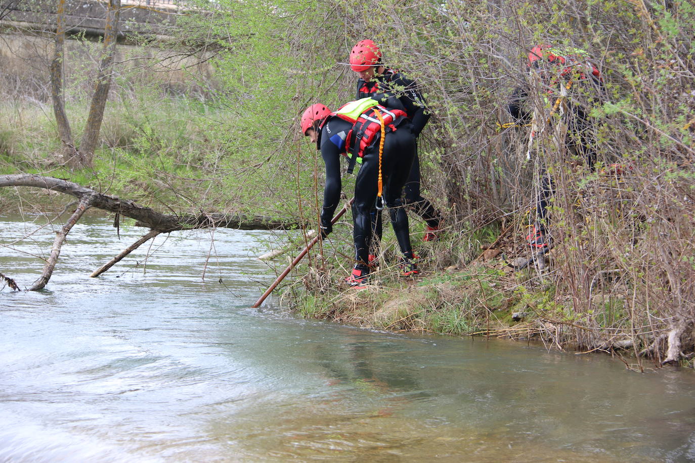 Activado un dispositivo de búsqueda tras denunciarse la desaparición de un hombre en el entorno del río Torío. Efectivos de Bomberos León se han desplazado al lugar con el fin de localizar al desaparecido tras localizar a su perro en las inmediaciones atado a un árbol.