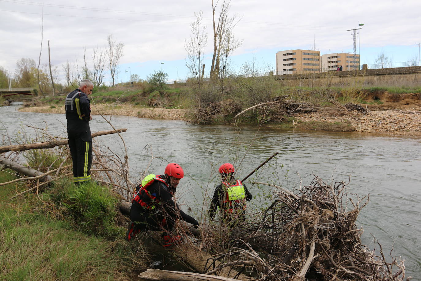 Activado un dispositivo de búsqueda tras denunciarse la desaparición de un hombre en el entorno del río Torío. Efectivos de Bomberos León se han desplazado al lugar con el fin de localizar al desaparecido tras localizar a su perro en las inmediaciones atado a un árbol.