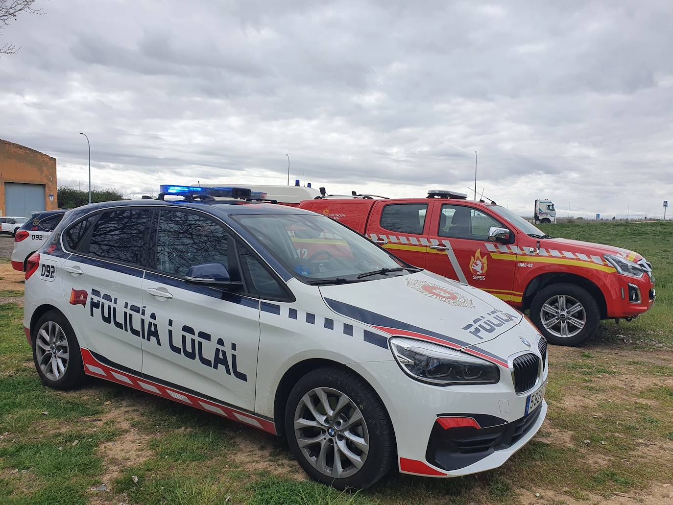 Activado un dispositivo de búsqueda tras denunciarse la desaparición de un hombre en el entorno del río Torío. Efectivos de Bomberos León se han desplazado al lugar con el fin de localizar al desaparecido tras localizar a su perro en las inmediaciones atado a un árbol.