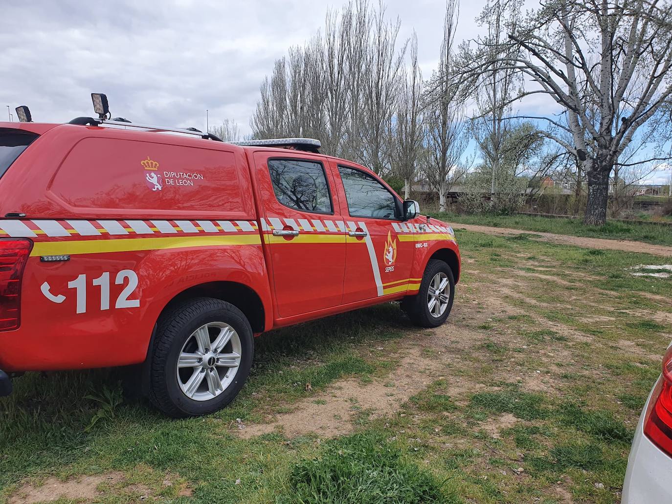 Activado un dispositivo de búsqueda tras denunciarse la desaparición de un hombre en el entorno del río Torío. Efectivos de Bomberos León se han desplazado al lugar con el fin de localizar al desaparecido tras localizar a su perro en las inmediaciones atado a un árbol.