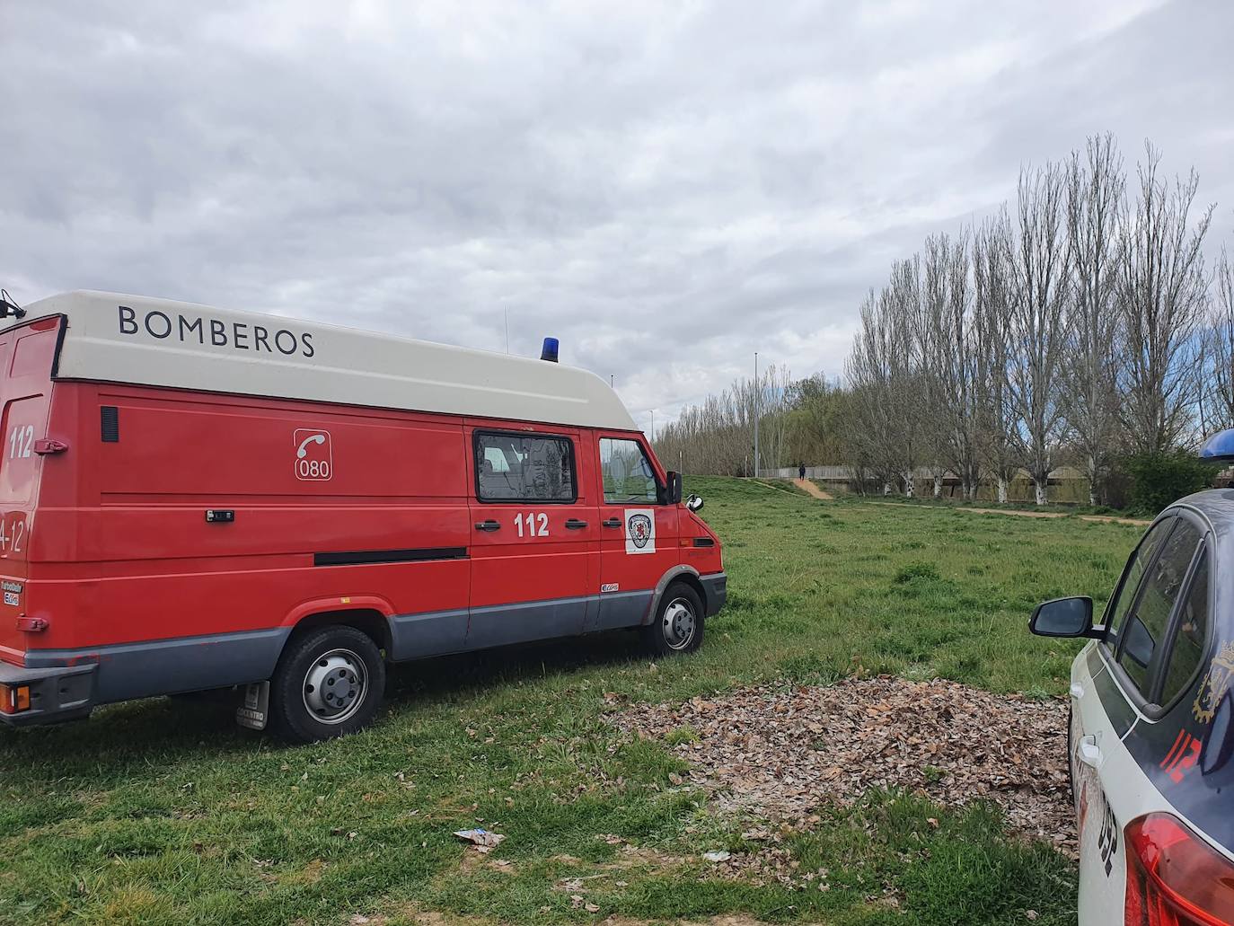 Activado un dispositivo de búsqueda tras denunciarse la desaparición de un hombre en el entorno del río Torío. Efectivos de Bomberos León se han desplazado al lugar con el fin de localizar al desaparecido tras localizar a su perro en las inmediaciones atado a un árbol.