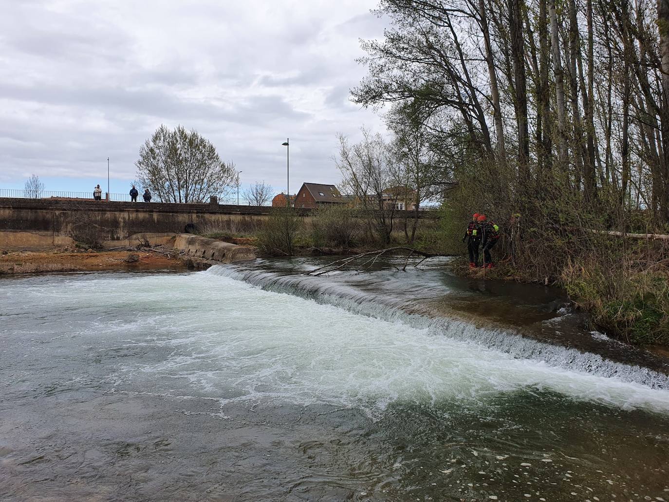 Activado un dispositivo de búsqueda tras denunciarse la desaparición de un hombre en el entorno del río Torío. Efectivos de Bomberos León se han desplazado al lugar con el fin de localizar al desaparecido tras localizar a su perro en las inmediaciones atado a un árbol.