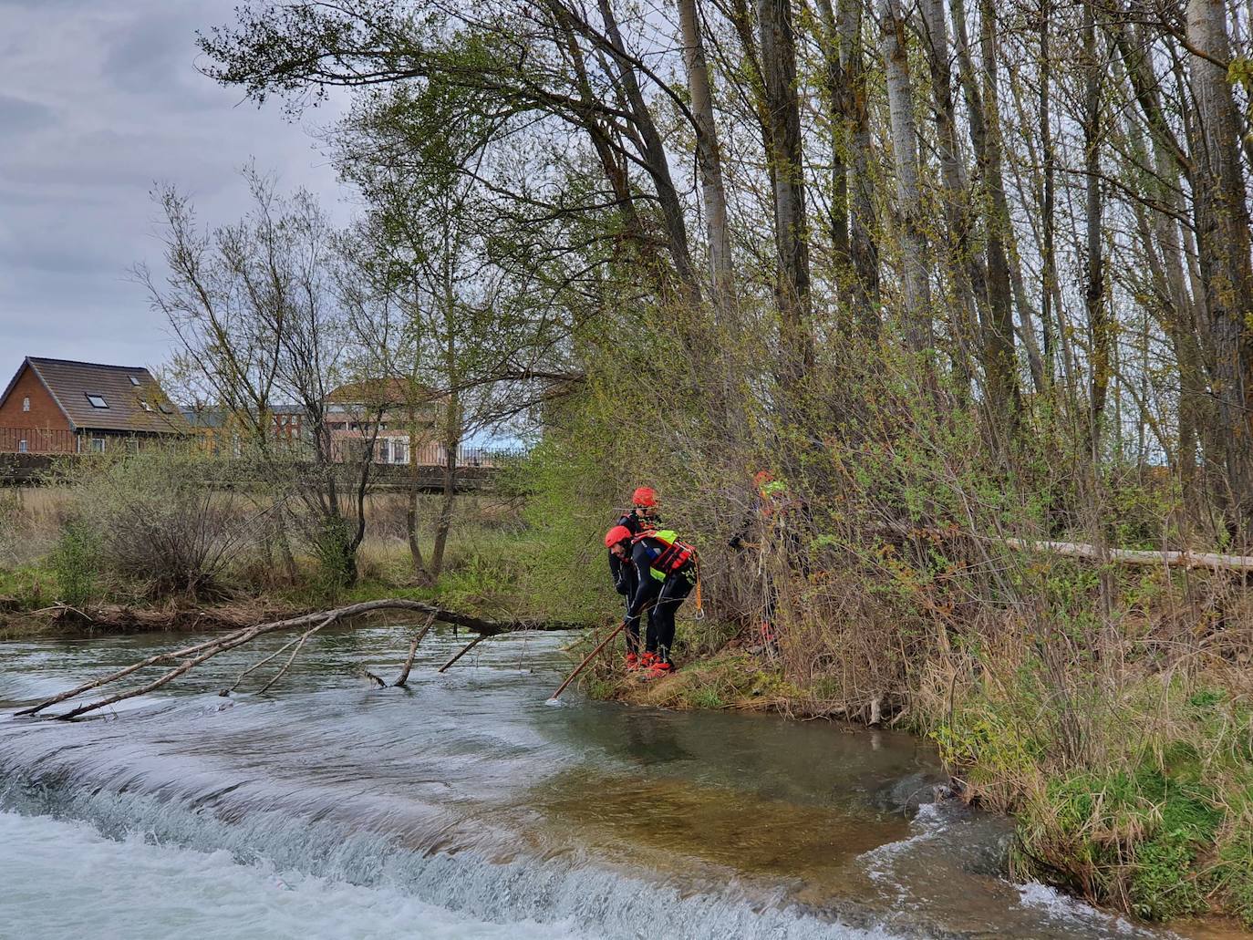 Activado un dispositivo de búsqueda tras denunciarse la desaparición de un hombre en el entorno del río Torío. Efectivos de Bomberos León se han desplazado al lugar con el fin de localizar al desaparecido tras localizar a su perro en las inmediaciones atado a un árbol.