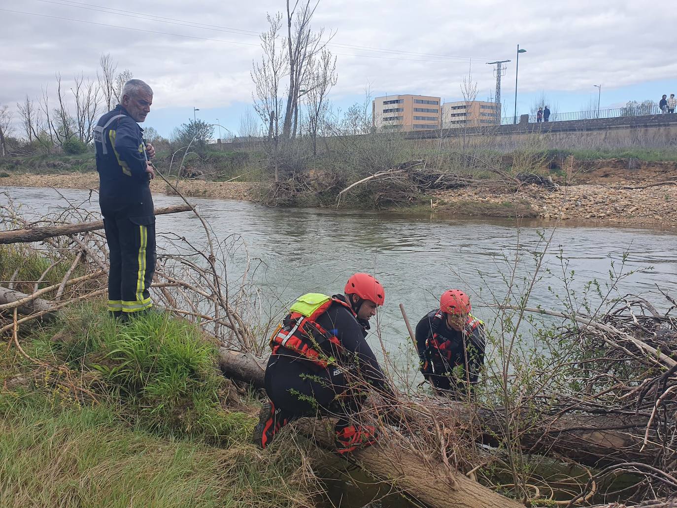 Activado un dispositivo de búsqueda tras denunciarse la desaparición de un hombre en el entorno del río Torío. Efectivos de Bomberos León se han desplazado al lugar con el fin de localizar al desaparecido tras localizar a su perro en las inmediaciones atado a un árbol.