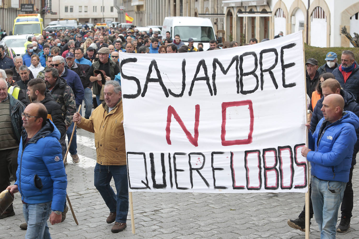 Movilización convocada a iniciativa de un grupo de ganaderos locales de Riaño (León) para protestar contra la protección del lobo. 