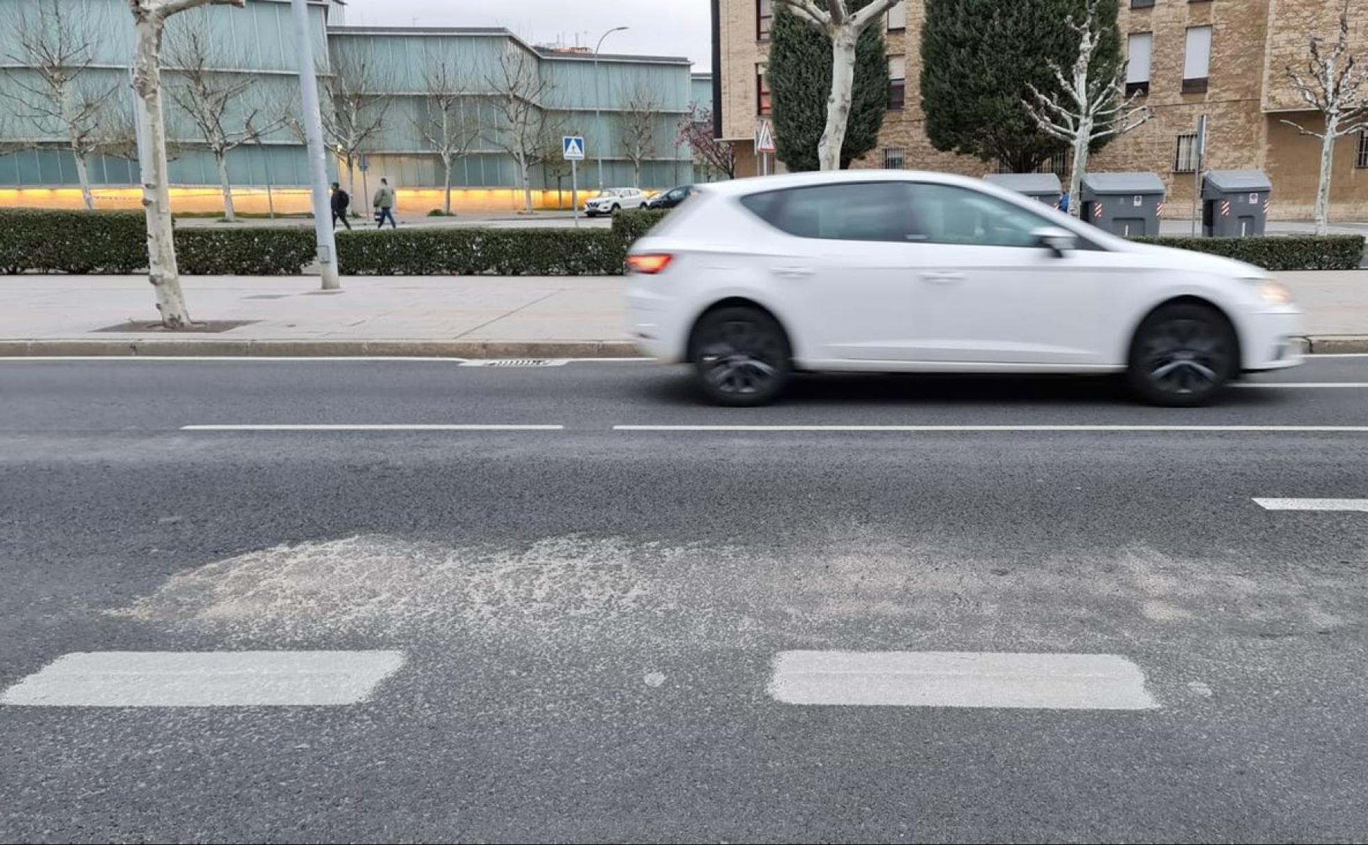 Imagen del visible deterioro que presenta el nuevo asfalto que el pasado mes de octubre fue aplicado en el primer tramo de la Avenida Reyes Leoneses de León capital. 