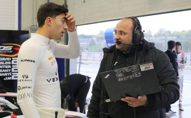 Galería. El piloto leonés conversa con uno de los ingenieros del Campos Racing.