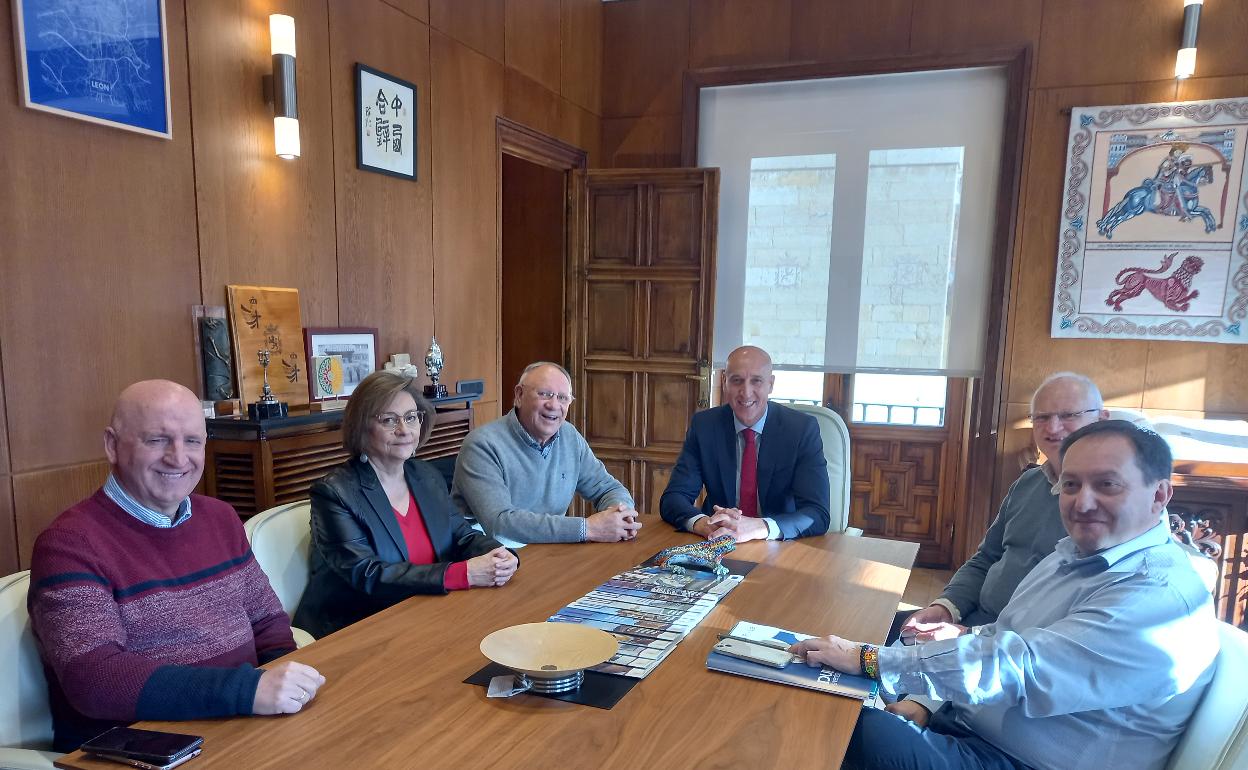 El alcalde de León, José Antonio Díez, ha recibido en el consistorio municipal este miércoles a tres representantes del comité organizador del XV Congreso Nacional de Comunidades de Regantes.