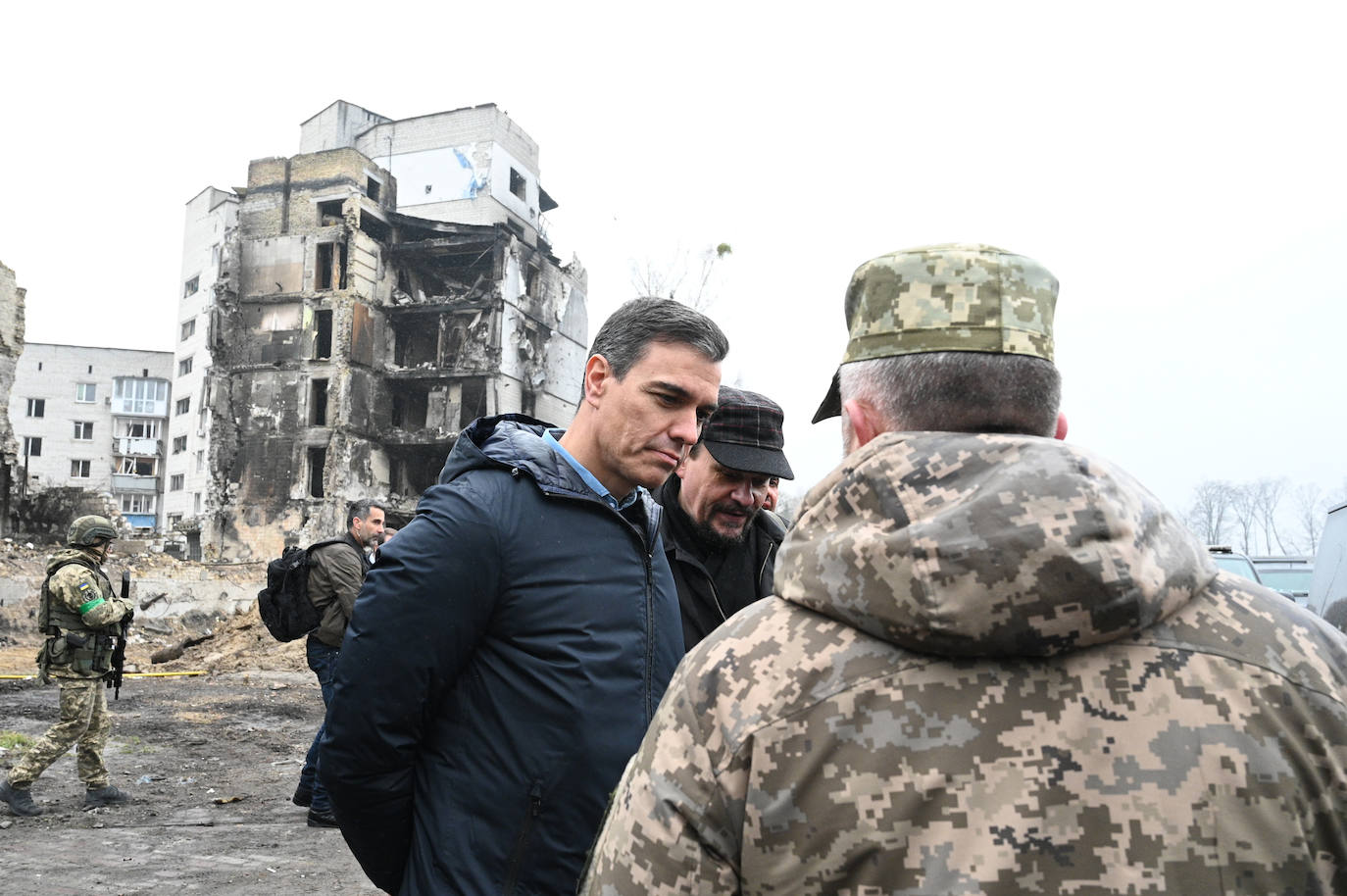 Sánchez, «conmovido» tras constatar en Borodianka «las atrocidades de la guerra de Putin». El presidente del Gobierno ha viajado a Ucrania junto la primera ministra de Dinamarca, Mette Frederiksen.