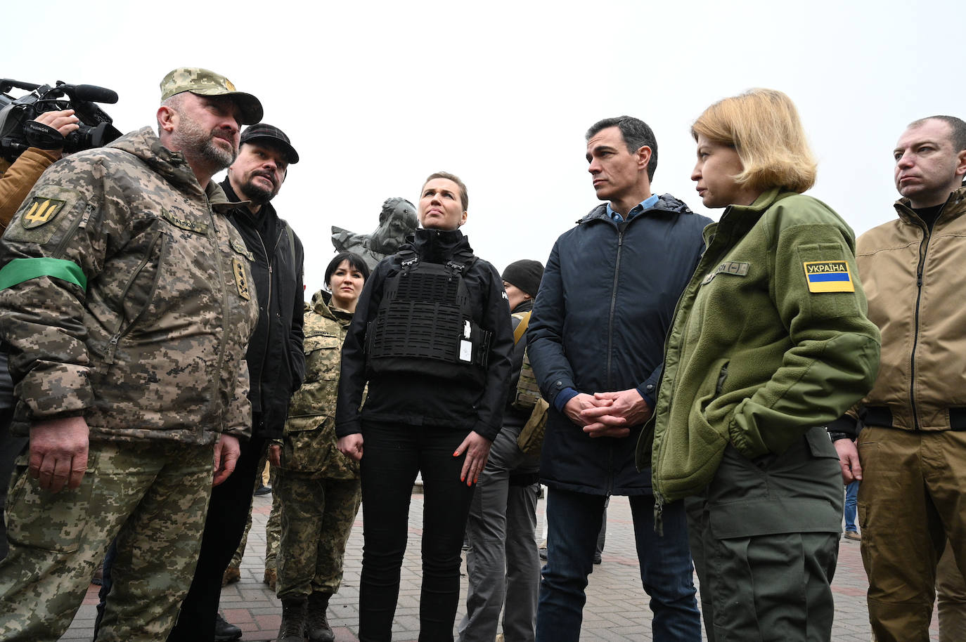 Sánchez, «conmovido» tras constatar en Borodianka «las atrocidades de la guerra de Putin». El presidente del Gobierno ha viajado a Ucrania junto la primera ministra de Dinamarca, Mette Frederiksen.