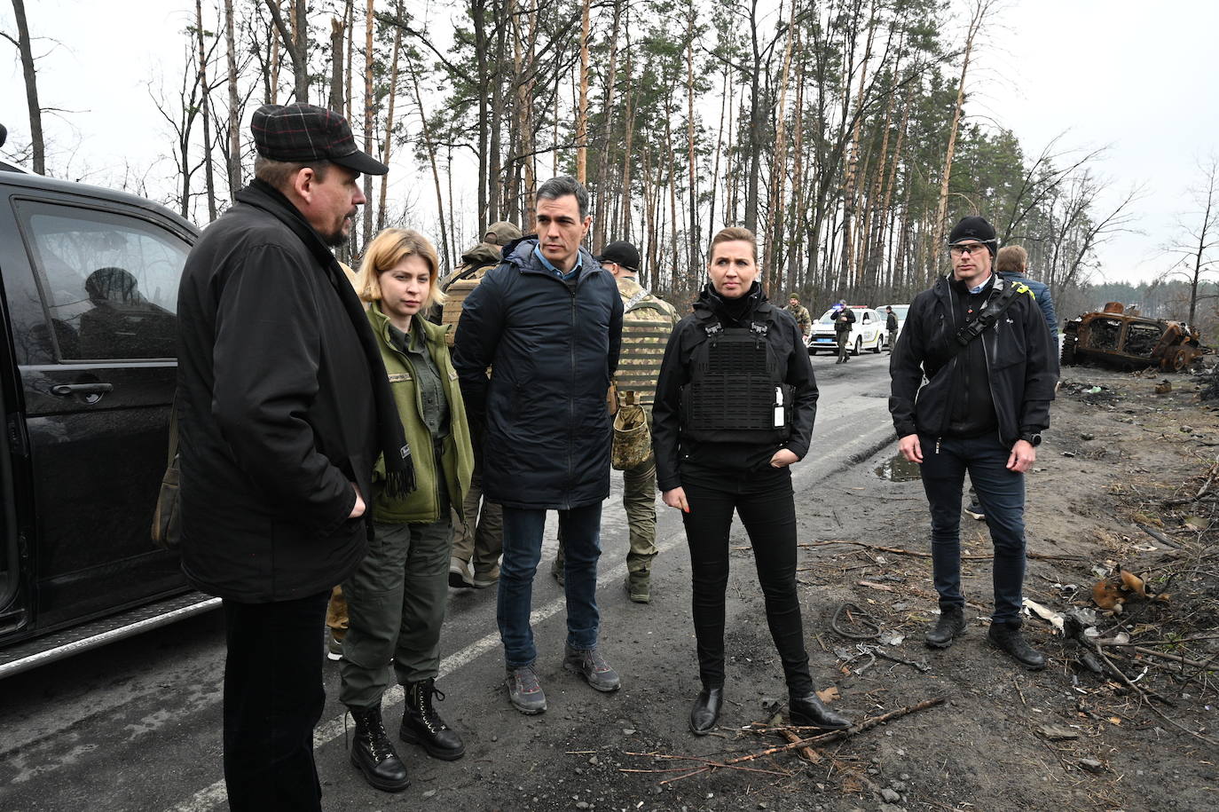 Sánchez, «conmovido» tras constatar en Borodianka «las atrocidades de la guerra de Putin». El presidente del Gobierno ha viajado a Ucrania junto la primera ministra de Dinamarca, Mette Frederiksen.
