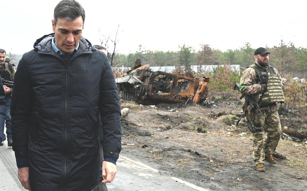 Pedro Sánchez, acompañado por la primera ministra danesa, Mette Frederiksen (d), saludan a civiles ucranianos en la localidad de Borodianka . 