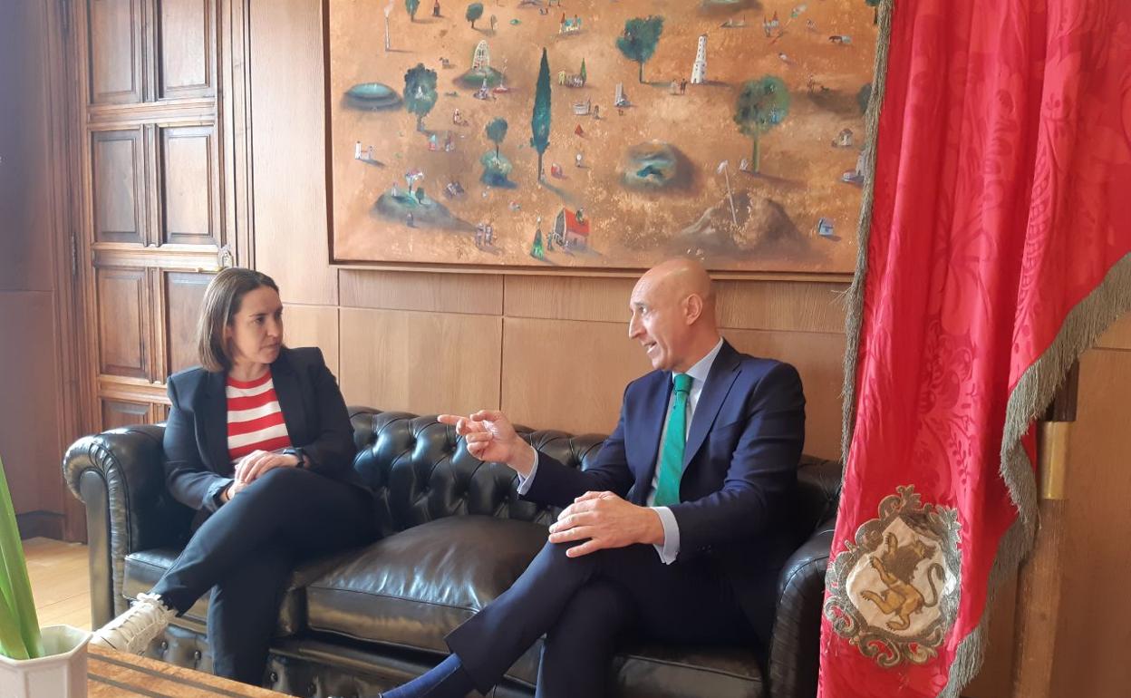 El alcalde de León recibe en el Ayuntamiento de León a la campeona de España de tenis de mesa, Cristina Fernández. 