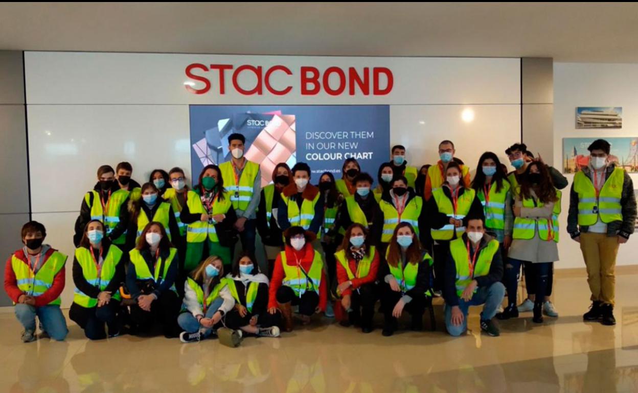 Alumnos del Centro Integrado de Formación Profesional (Cifp) de Ponferrada visitaron las instalaciones de la empresa Stac en Parandones.