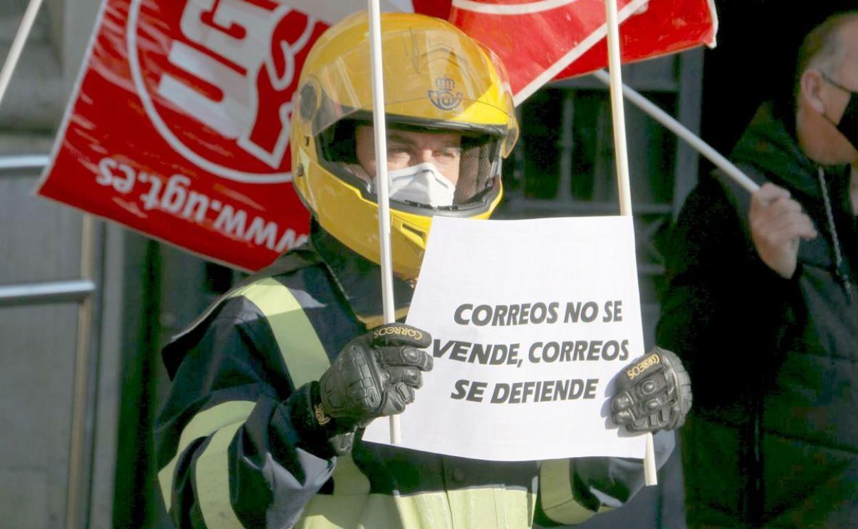 Imagen de un trabajador de Correos durante una protesta. 