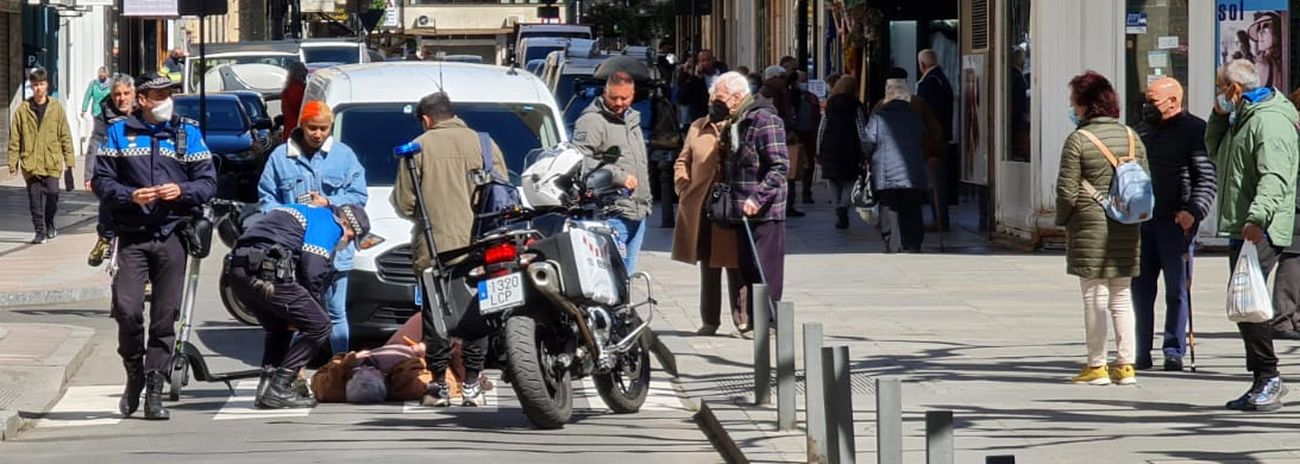 Una mujer herida tras ser arrollada por un patinete en la Plaza de las Cortes de León. La mujer caminaba por un paso de peatones cuando recibió el impacto de un patinete. Emergencias Sacyl trasladó a la herida al Hospital de León.