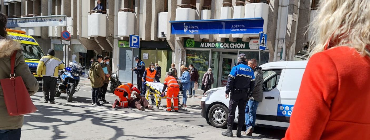 Una mujer herida tras ser arrollada por un patinete en la Plaza de las Cortes de León. La mujer caminaba por un paso de peatones cuando recibió el impacto de un patinete. Emergencias Sacyl trasladó a la herida al Hospital de León.