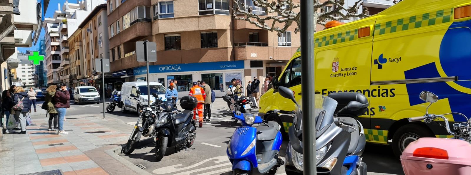 Una mujer herida tras ser arrollada por un patinete en la Plaza de las Cortes de León. La mujer caminaba por un paso de peatones cuando recibió el impacto de un patinete. Emergencias Sacyl trasladó a la herida al Hospital de León.