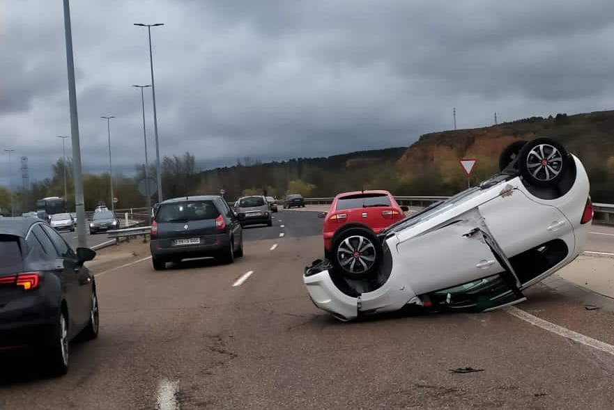 Fotos: Aparatoso accidente en la rotonda de Carrefour