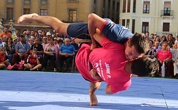 Imagen de archivo de un combate de lucha leonesa. 