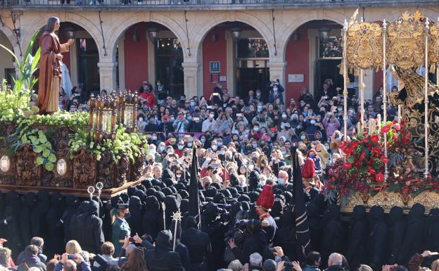 El acto del Encuentro congregó a centenares de personas en la Plaza Mayor de León.