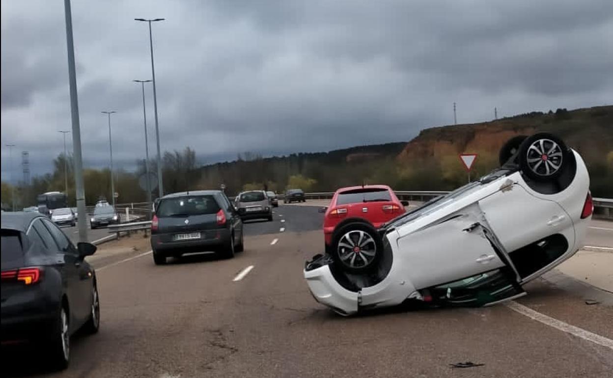 Imagen del coche volcado en el accidente ocurrido en la tarde de este miércoles. 