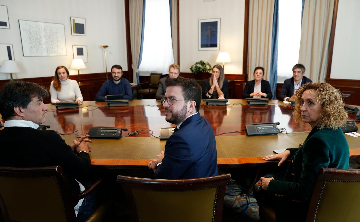 El presidente de la Generalitat de Cataluña, Pere Aragonès (c), fotografiado durante su reunión este jueves al Congreso de los Diputados en Madrid para reunirse con representantes de los partidos que han denunciado haber sido víctimas de «espionaje político» a través del sistema de ciberespionaje Pegasus. 