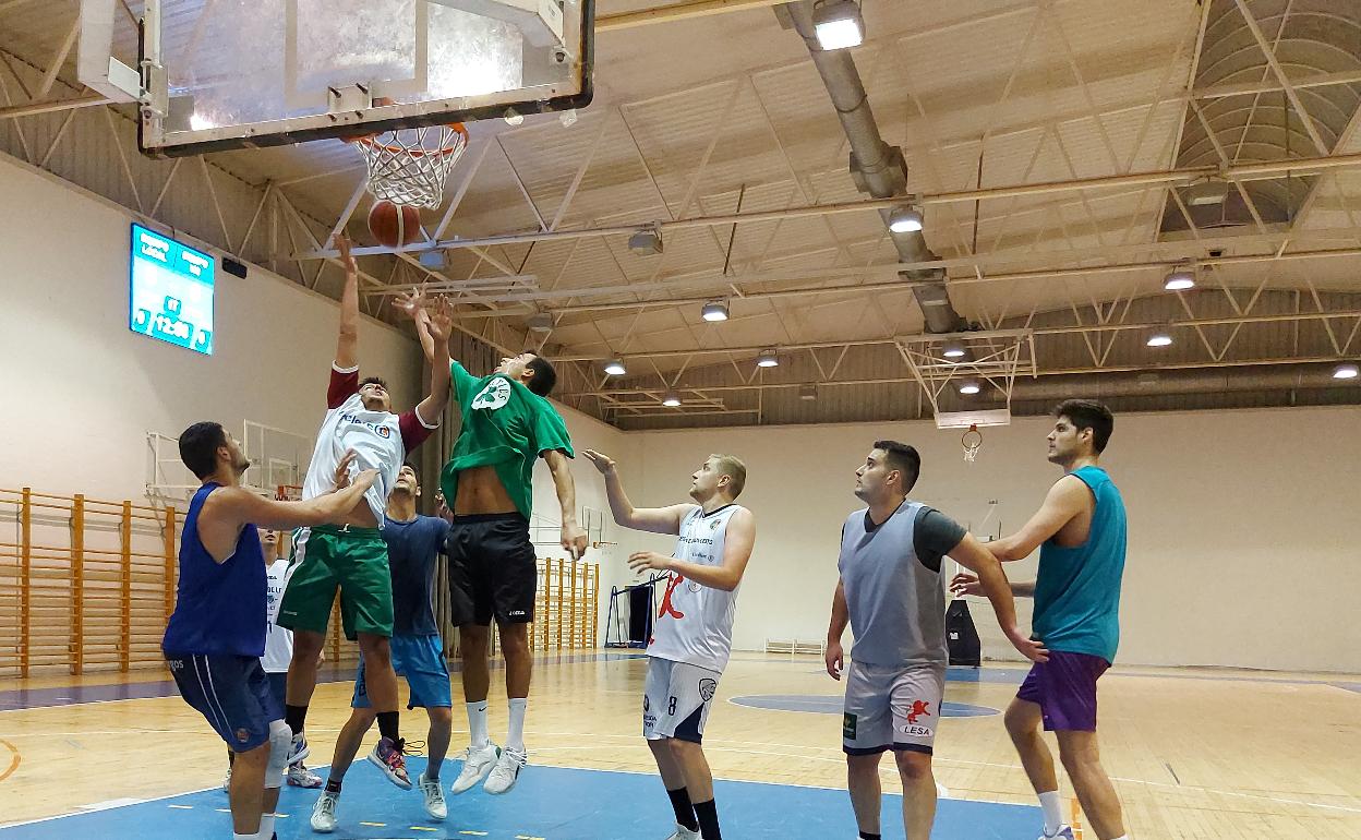 Entrenamiento del CB Reino de León para preparar la última jornada. 