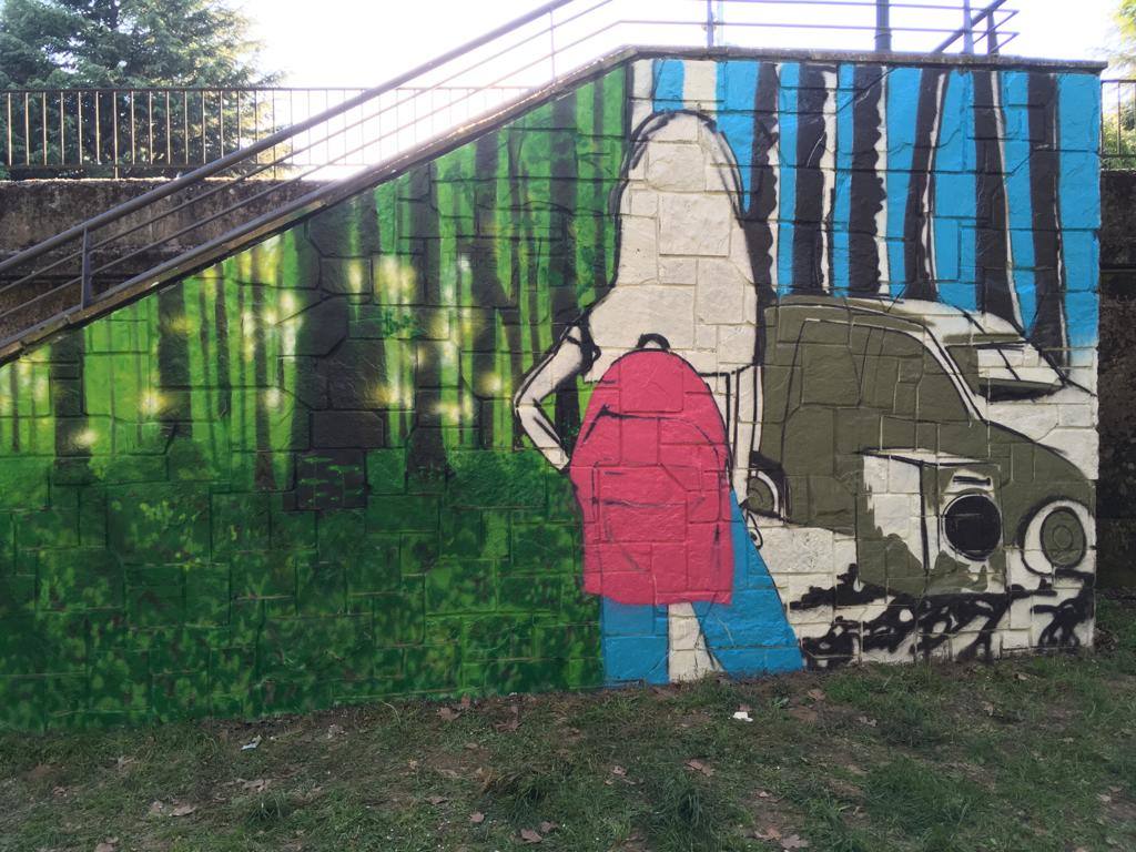 Los alumnos del colegio Jesús Maestro elaboran un mural en el Paseo del Río de Ponferrada.