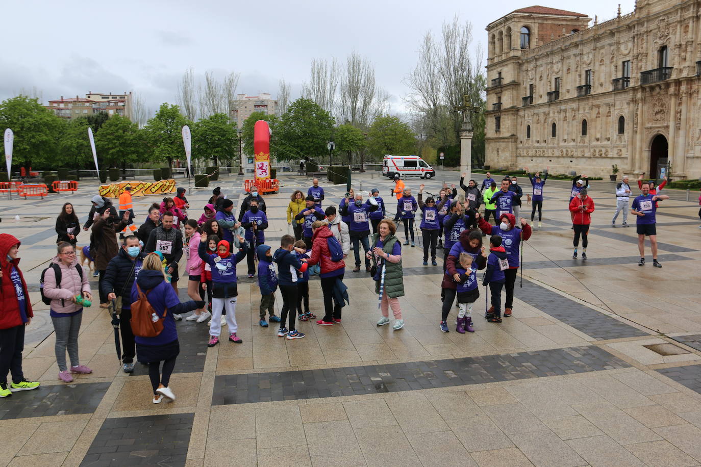 Participantes de la «Run for Parkinson's» organizada en la Plaza de San Marcos en León. 