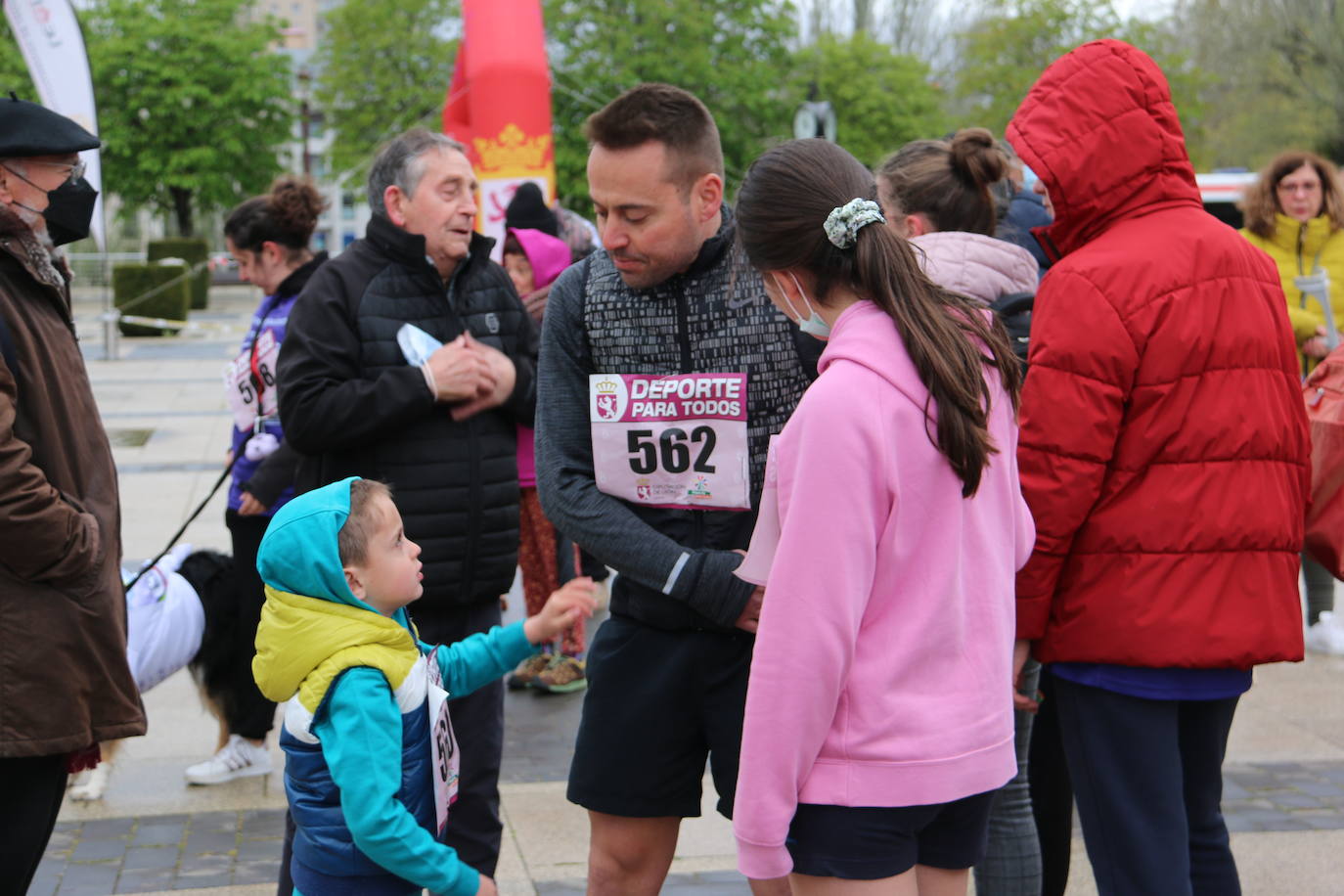 Participantes de la «Run for Parkinson's» organizada en la Plaza de San Marcos en León. 