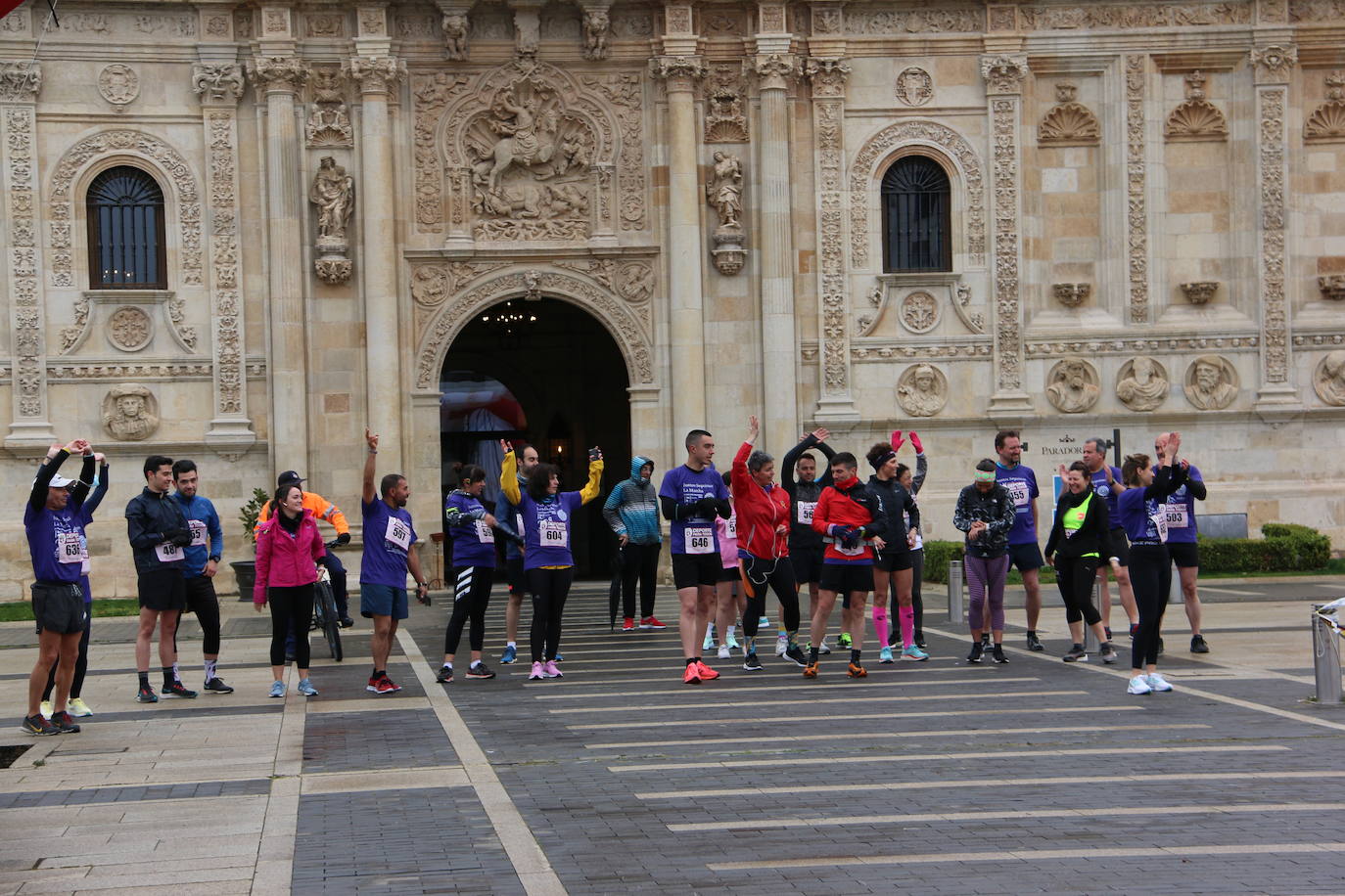 Participantes de la «Run for Parkinson's» organizada en la Plaza de San Marcos en León. 